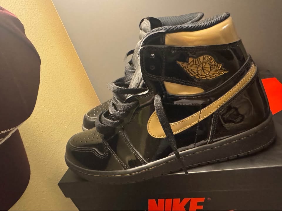 Air Jordan 1 Retro High OG “Black & Metallic Gold” – Size 10.5 - photo 5