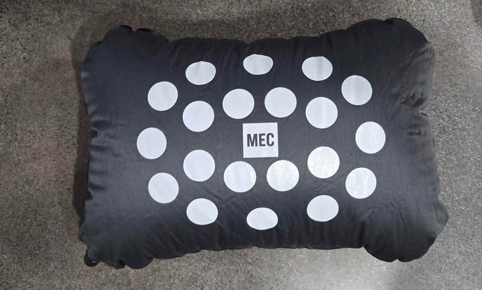 MEC Base Camp inflatable pillow. Like New! - photo 4