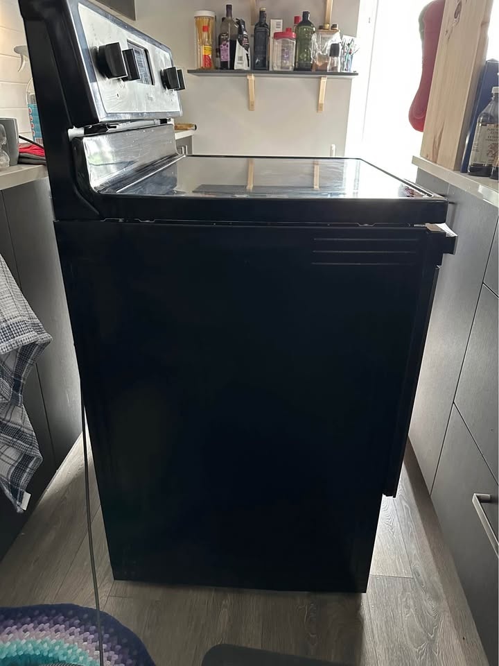 Whirlpool Electric Range - photo 3