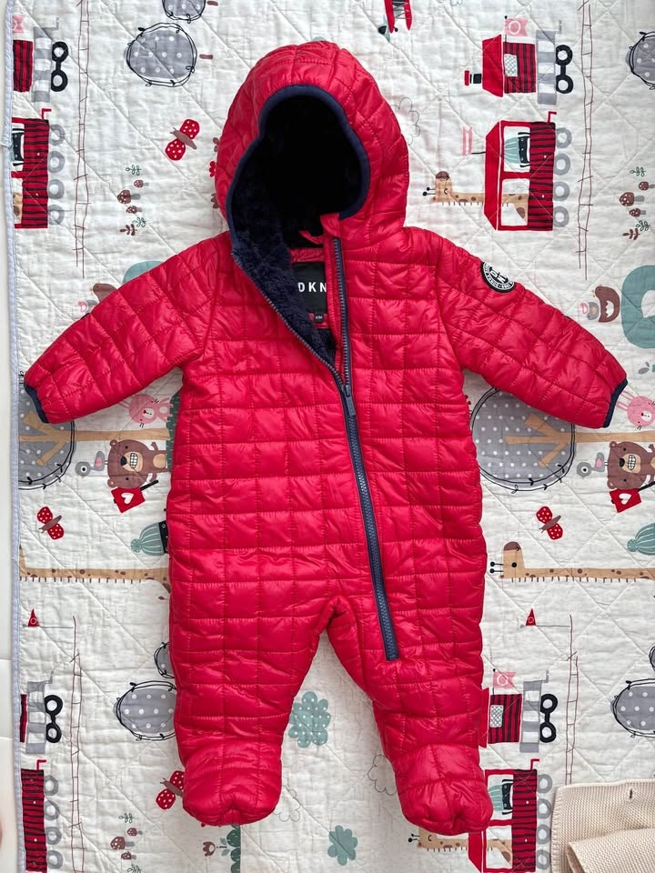 🥕Snowsuit 6/9 months