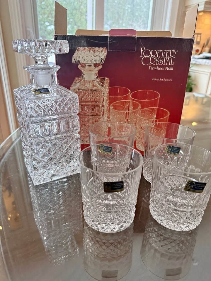 24% Lead Crystal Liquor Dispenser with 4 Glasses