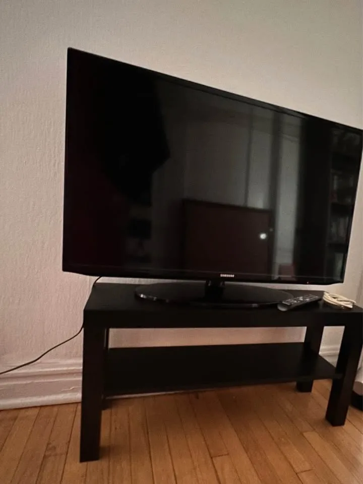 40” Samsung Smart TV + stand image indicator(2)