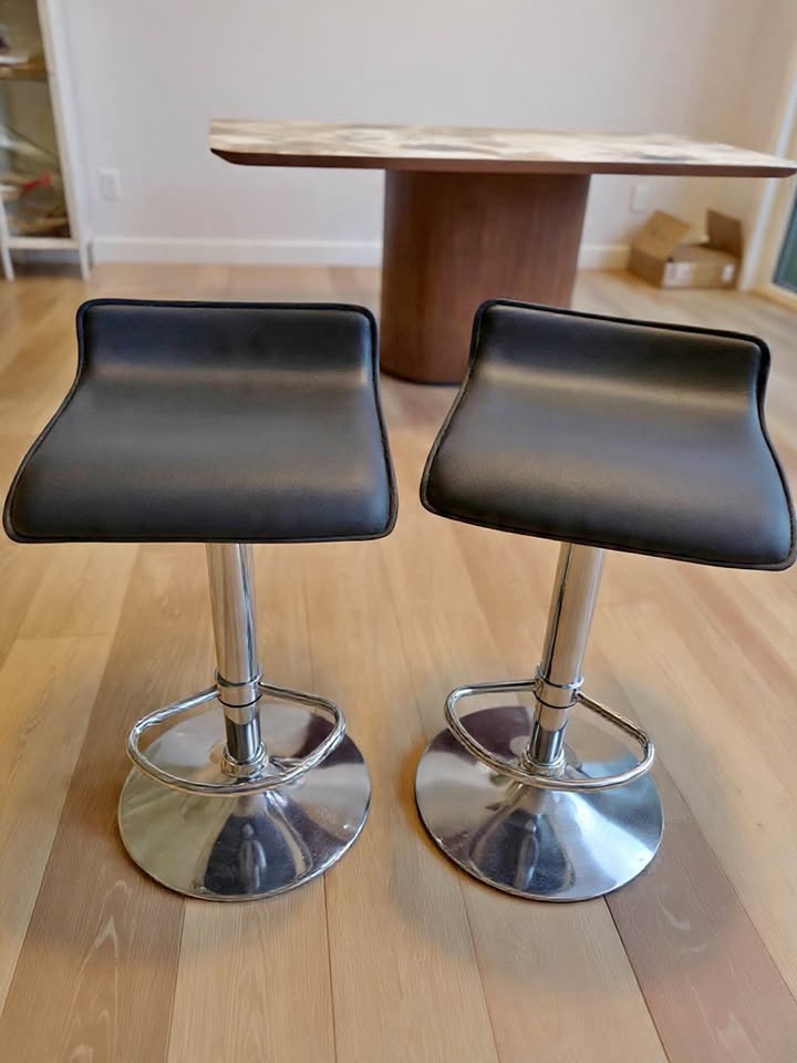 Brand new 2 Adjustable Black Bar Stools Chrome Base