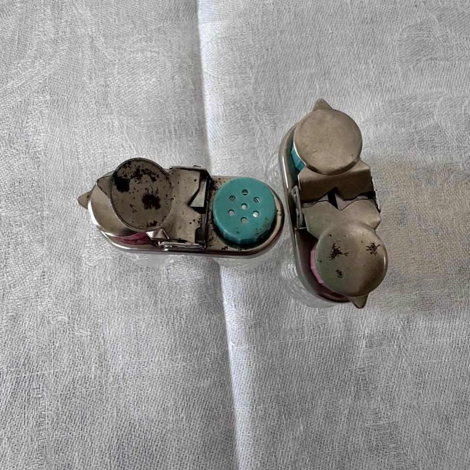 Vintage flip top salt and pepper - photo 3