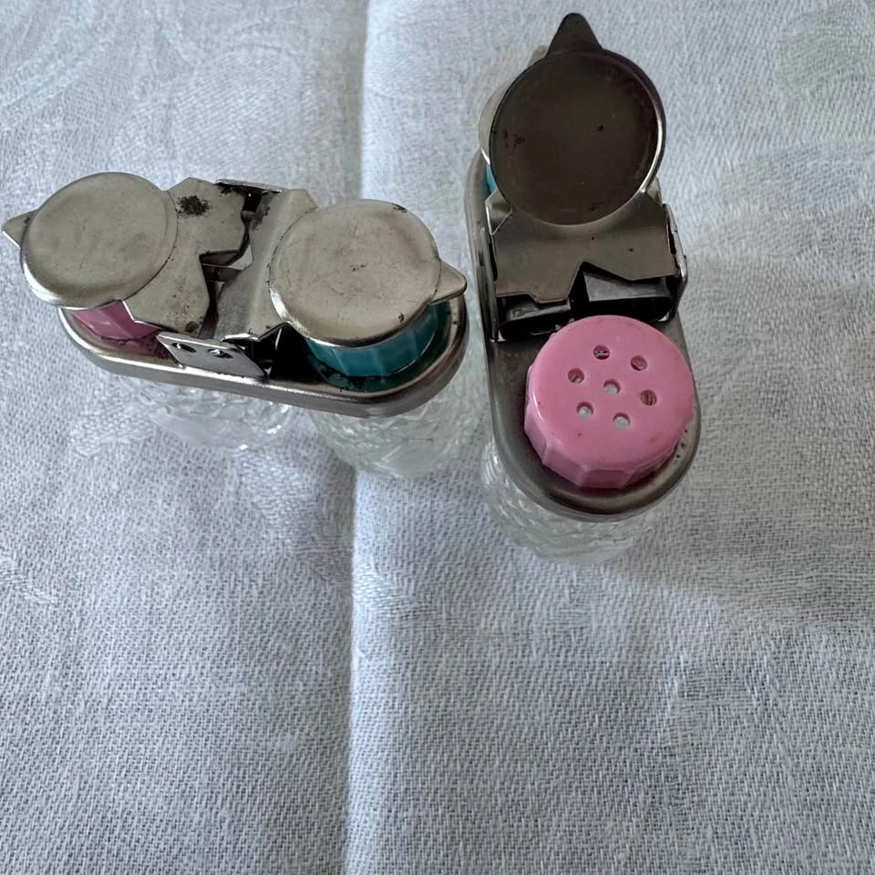 Vintage flip top salt and pepper - photo 4