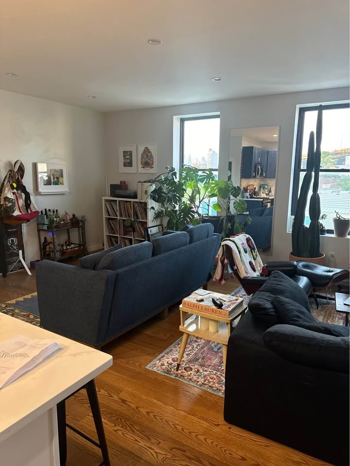 Couch - photo 2