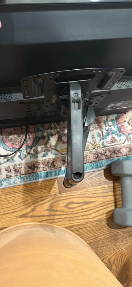 Vizio 32 inch TV with Wall Mount - photo 4