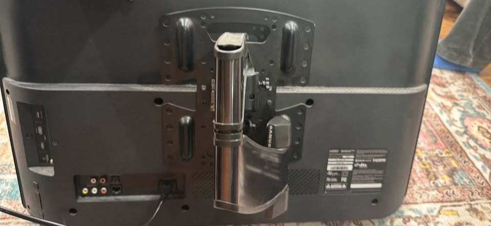 Vizio 32 inch TV with Wall Mount - photo 5
