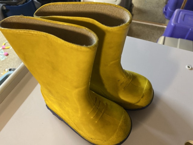 Boots rubber yellow size 6