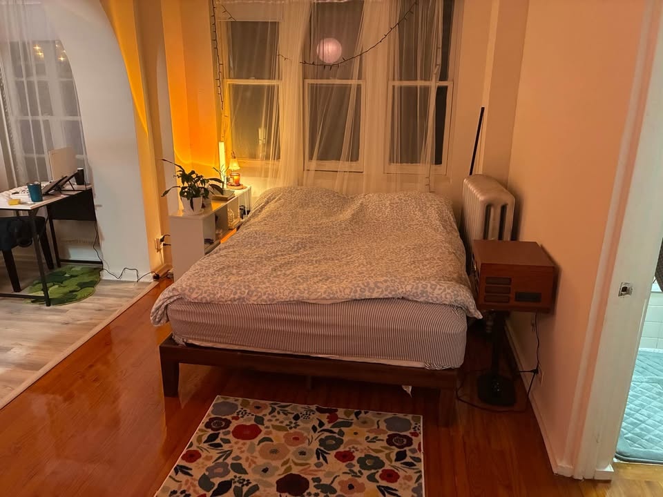 Signature Design by Ashley Queen 12 Inch Hybrid Mattress
