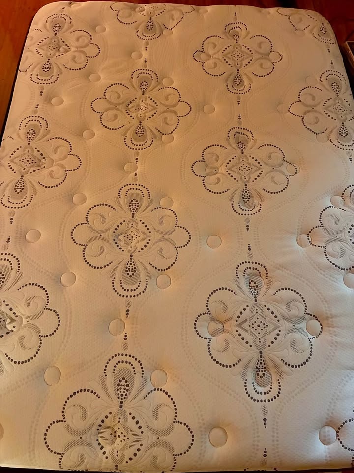 Signature Design by Ashley Queen 12 Inch Hybrid Mattress - photo 3
