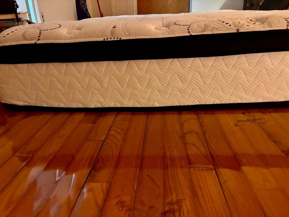 Signature Design by Ashley Queen 12 Inch Hybrid Mattress - photo 4