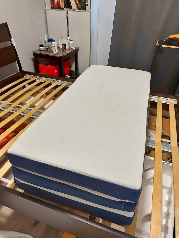 Folding foam mattress (Queen size) thumbnail