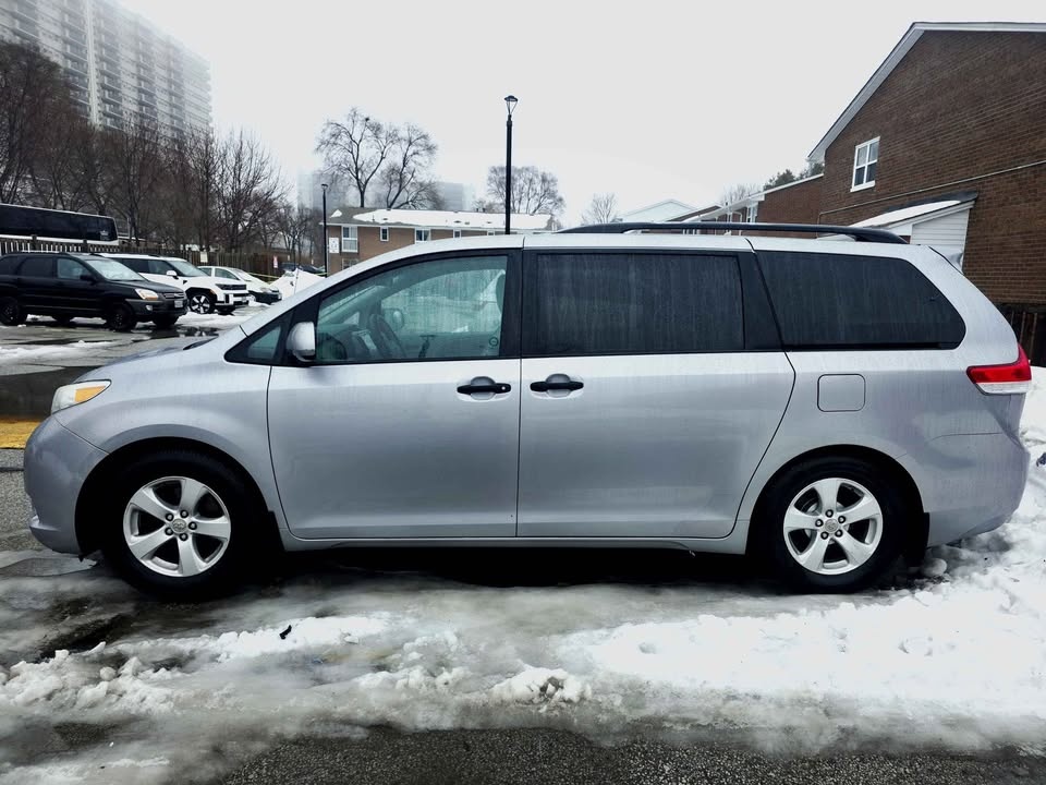 2011 Toyota Sienna LE - photo 2