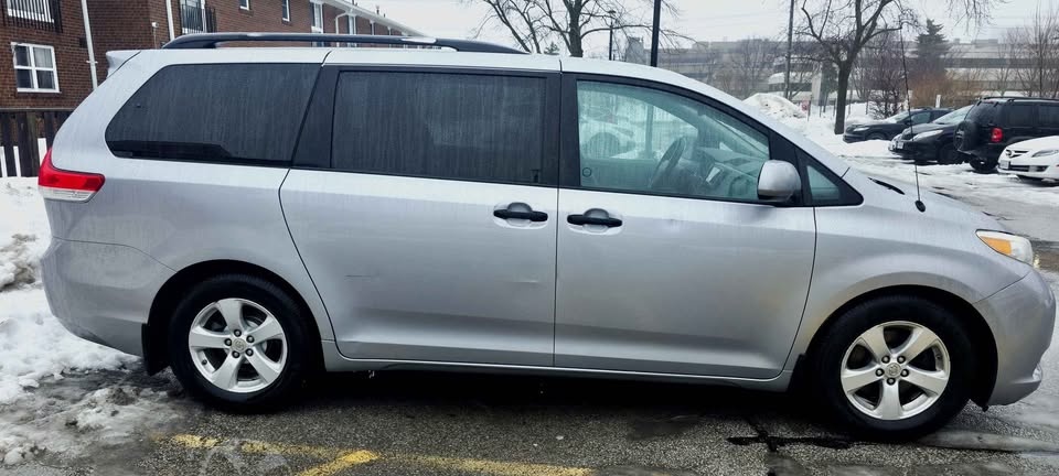 2011 Toyota Sienna LE - photo 3