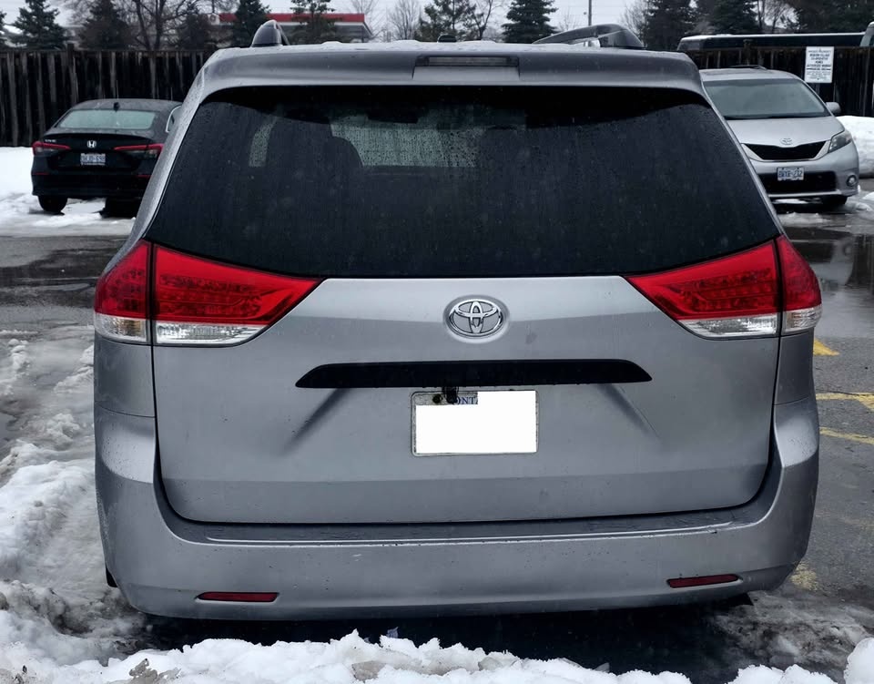 2011 Toyota Sienna LE - photo 4