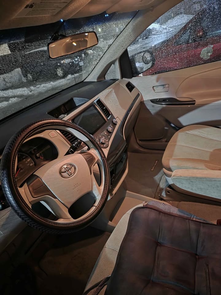 2011 Toyota Sienna LE - photo 5