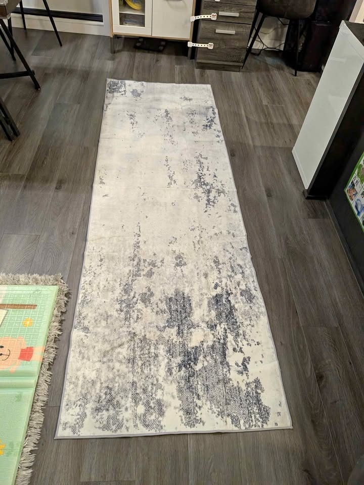 Runner rug 2.6ftx8.1ft