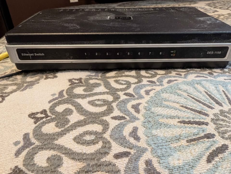 D-Link DES-1108 8-Port Ethernet Switch - Includes Power Adapter - photo 2