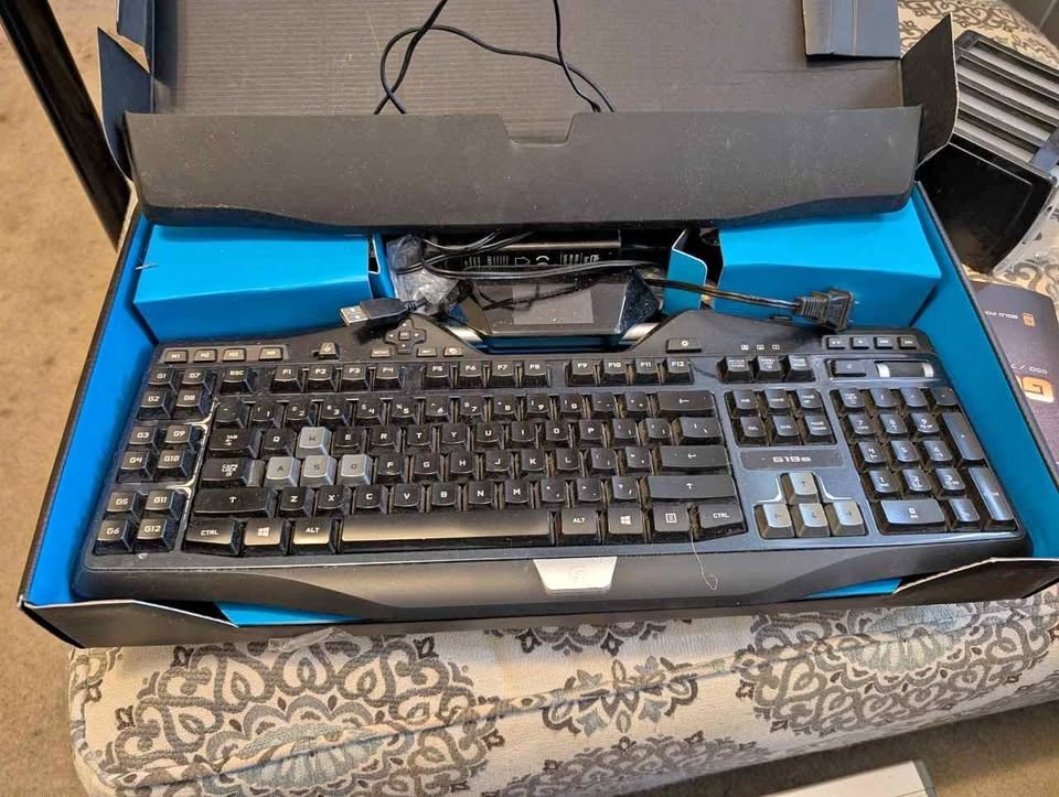 Logitech G19s Gaming Keyboard - Rare Color LCD