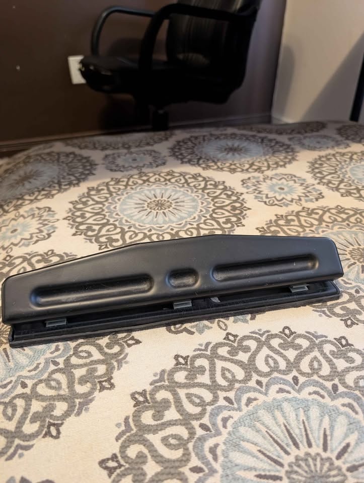 Heavy Duty 3-Hole Paper Punch - Black - Great Condition - photo 2