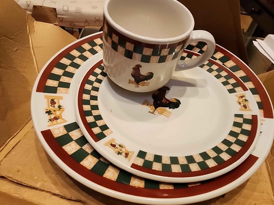 New Betty Crocker 4 piece place setting - photo 2