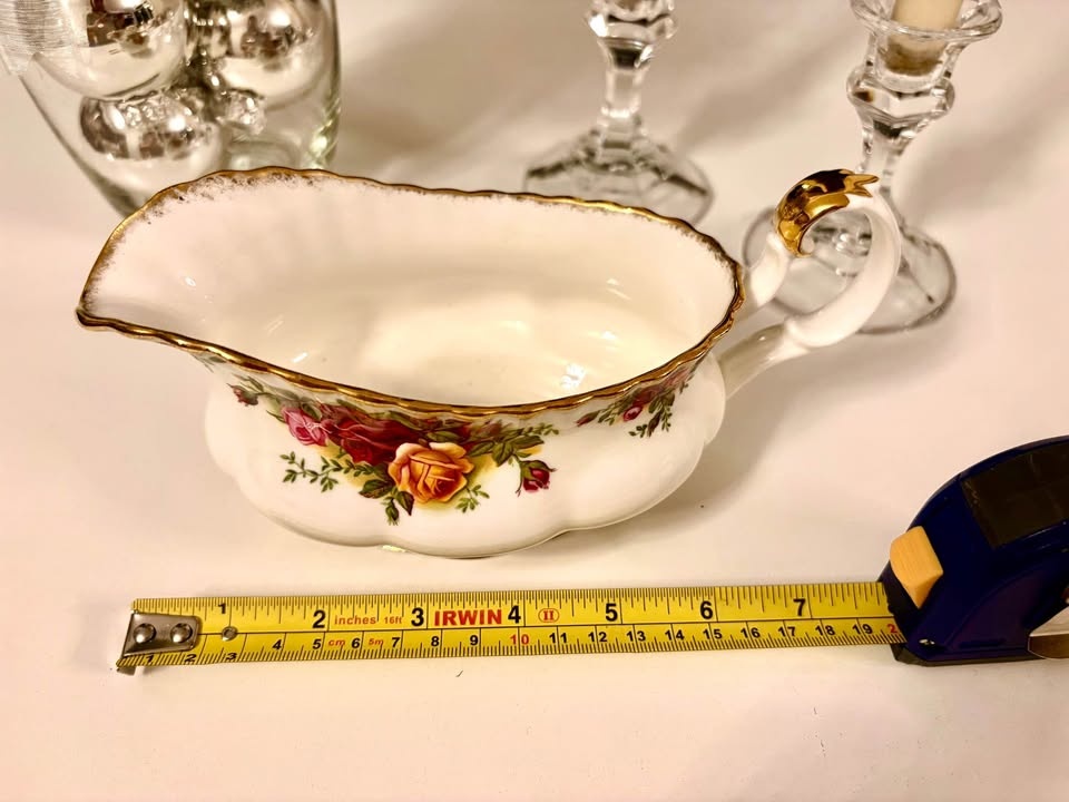 Royal Albert Old Country Roses Gravy Boat – Mint Condition - photo 2