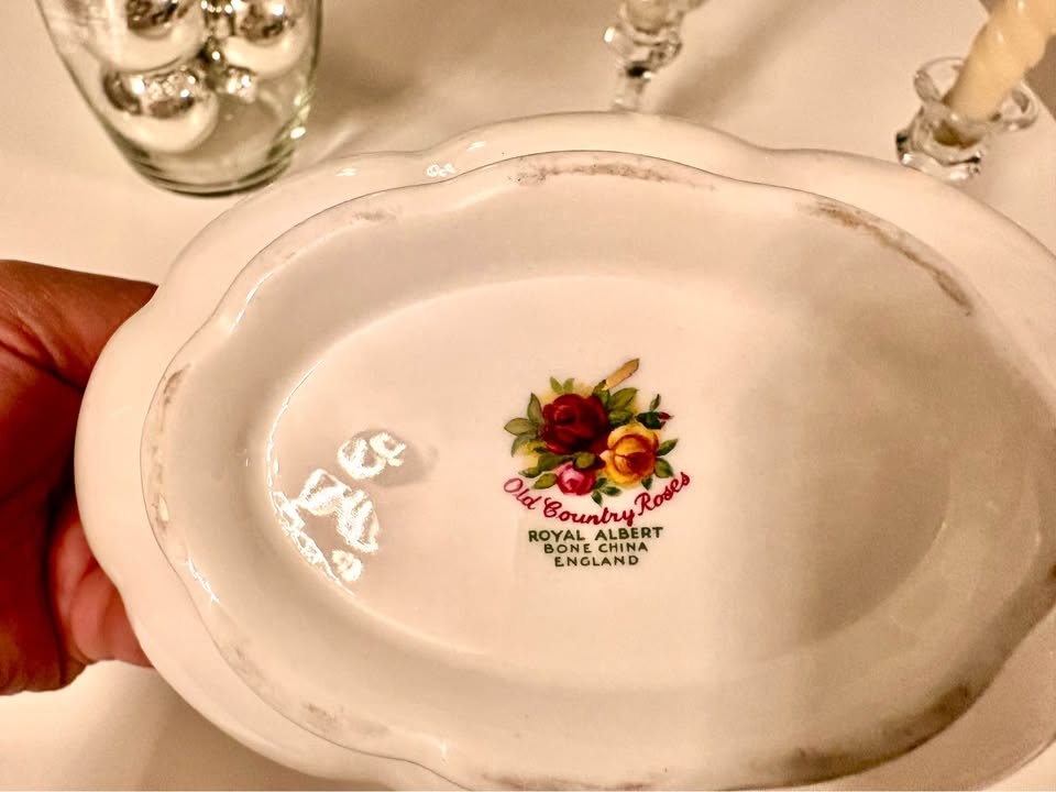 Royal Albert Old Country Roses Gravy Boat – Mint Condition - photo 3