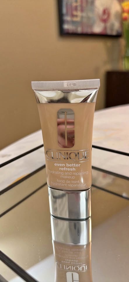 BNIB Clinique Even Better Refresh Hydrating Makeup - 64 Cream Be
