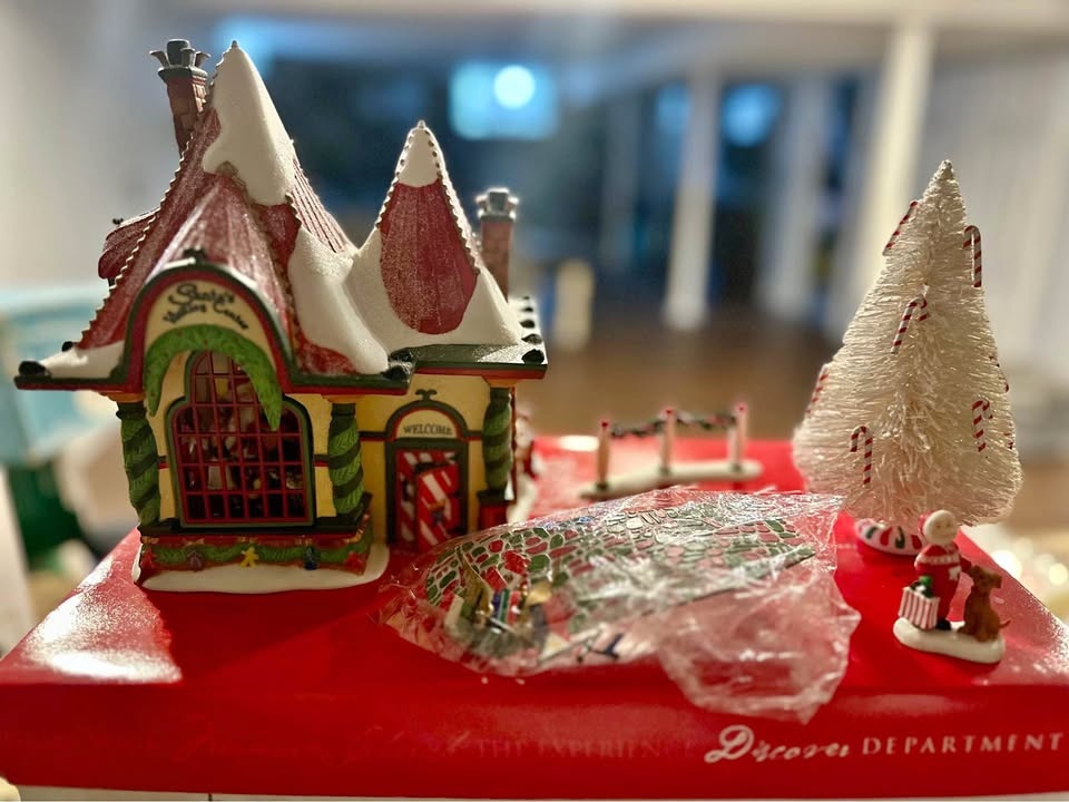 D56 North Pole Series Santa's Visiting Center
