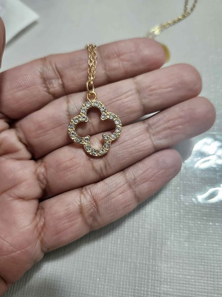 Elegant Gold Clover Pendant Necklace