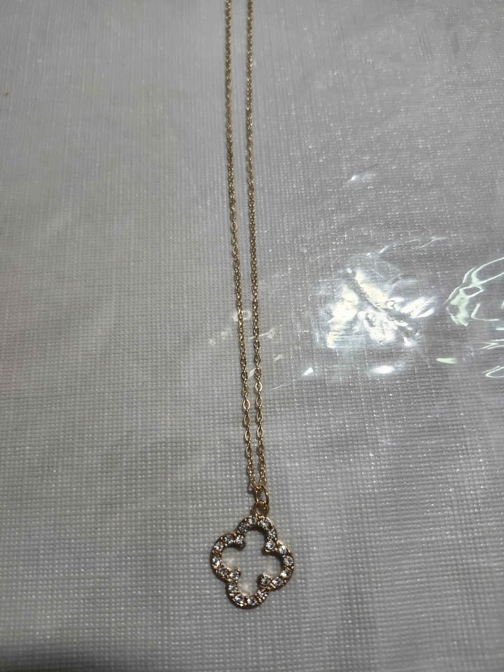 Elegant Gold Clover Pendant Necklace - photo 2