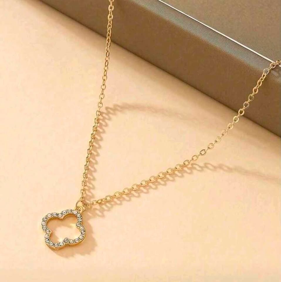 Elegant Gold Clover Pendant Necklace - photo 3
