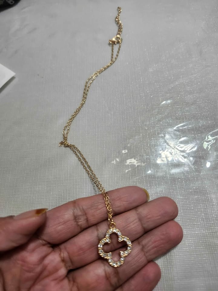 Elegant Gold Clover Pendant Necklace - photo 4