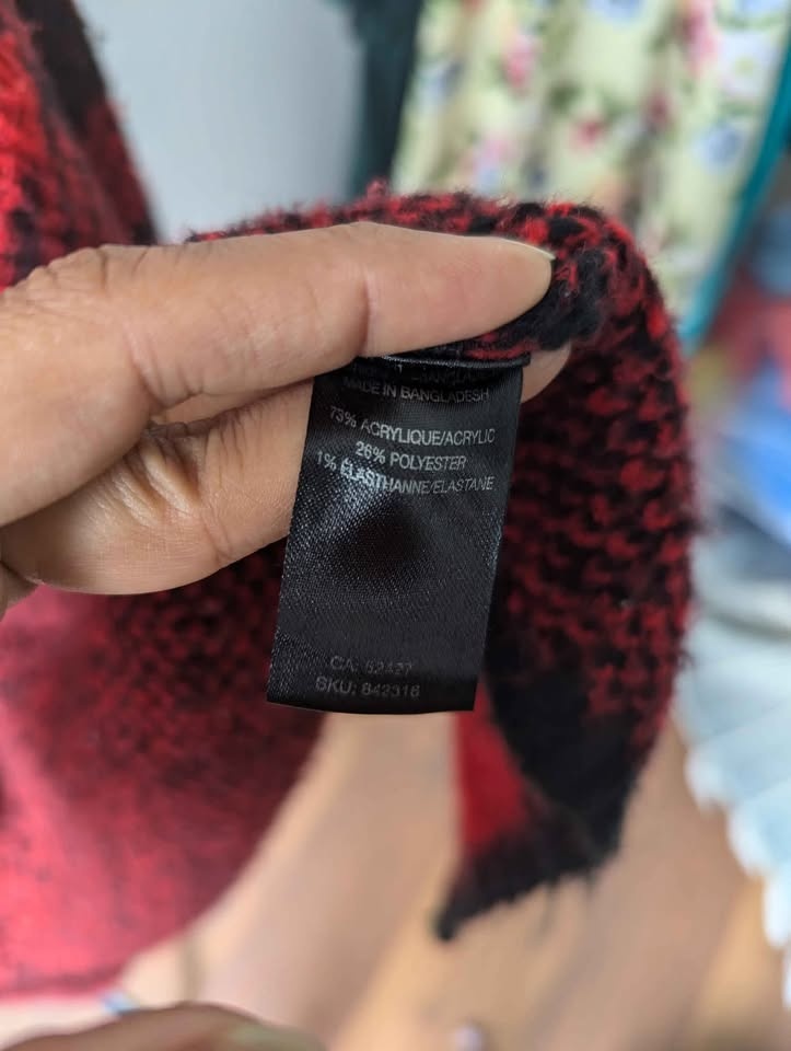 Red and black plaid women's cardigan sweater - photo 5