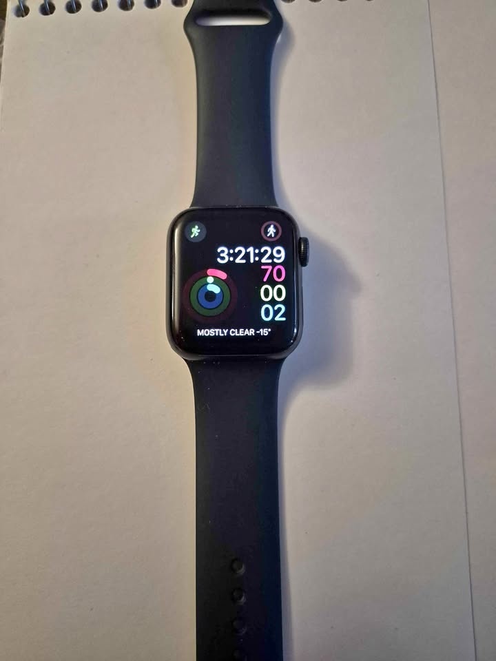 Apple SE 40mm 1st Gen Watch, 11 Straps, Wireless Charger