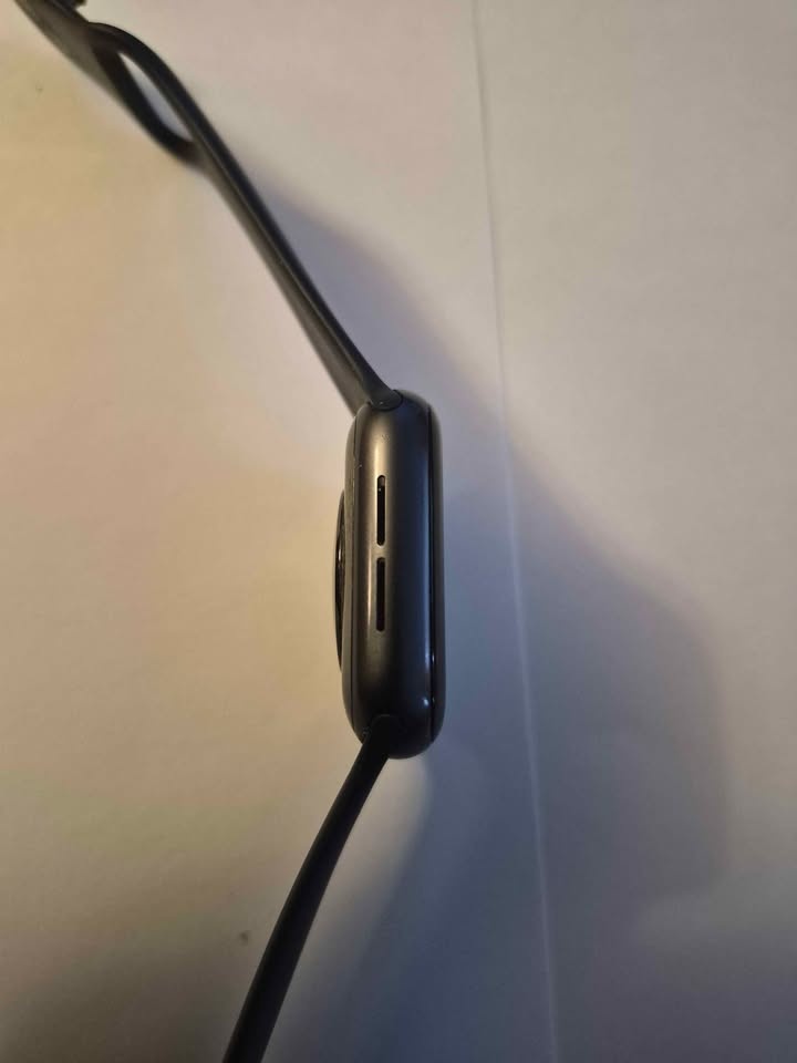 Apple SE 40mm 1st Gen Watch, 11 Straps, Wireless Charger - photo 2