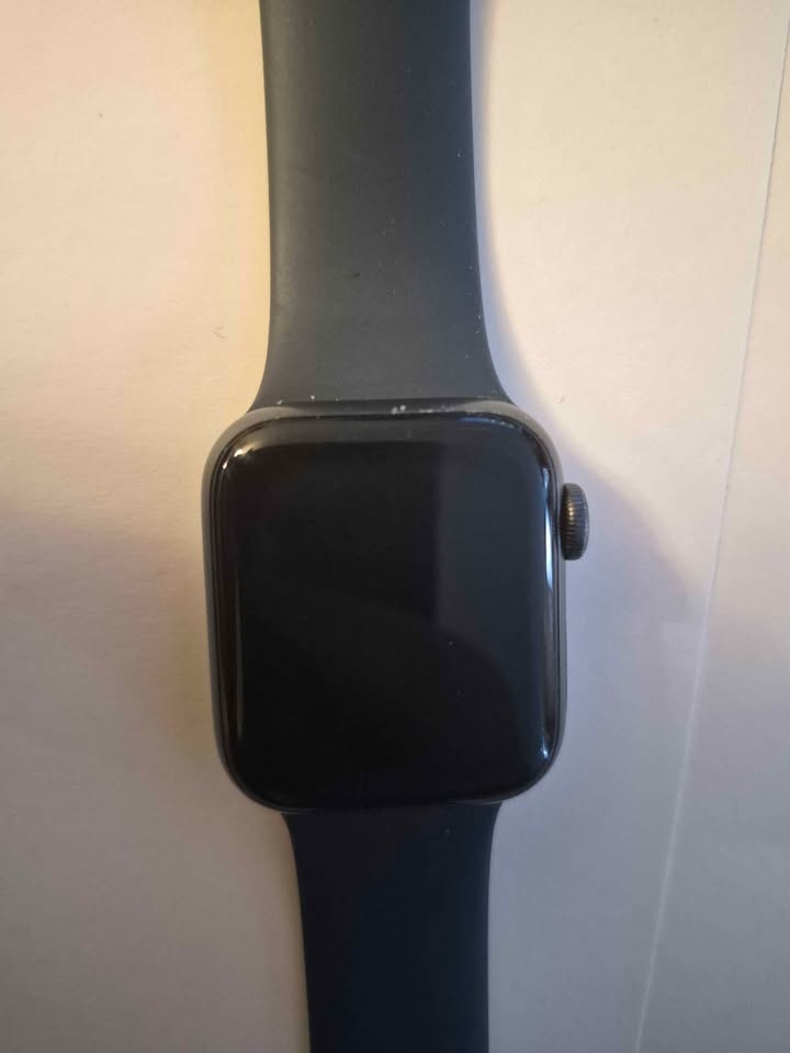 Apple SE 40mm 1st Gen Watch, 11 Straps, Wireless Charger - photo 4
