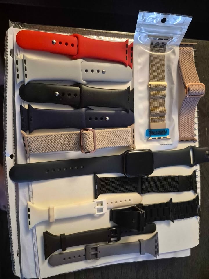 Apple SE 40mm 1st Gen Watch, 11 Straps, Wireless Charger - photo 5