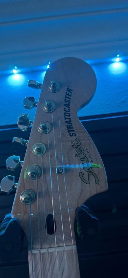 Fender Squier Stratocaster - photo 2