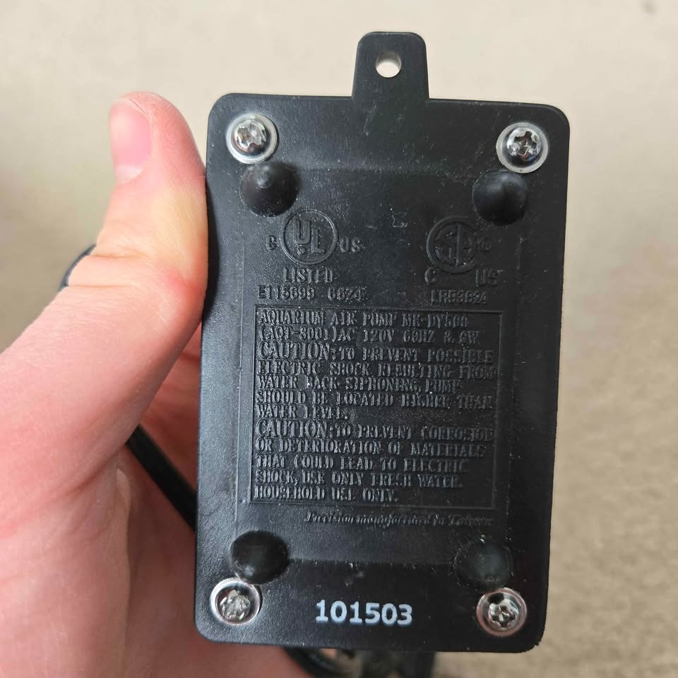 AQT 3001 Aquarium Air Pump w/ Splitter - photo 4