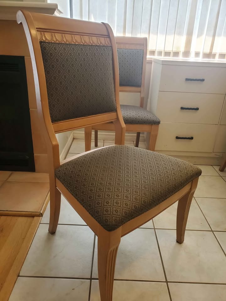 Dining Table and Chairs - photo 2