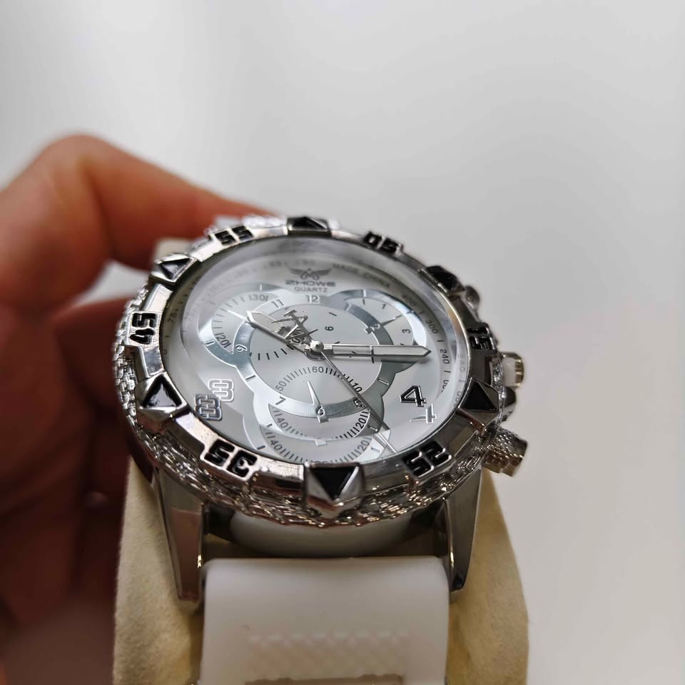 Bold Sports Luxury Style Watch – Stunning White & Silver! - photo 2