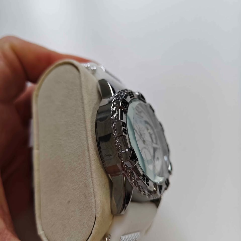 Bold Sports Luxury Style Watch – Stunning White & Silver! - photo 3