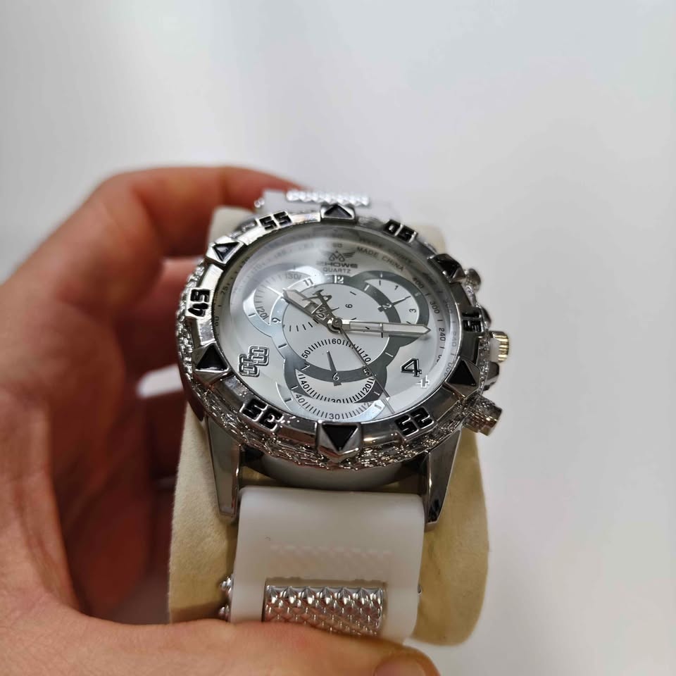 Bold Sports Luxury Style Watch – Stunning White & Silver! - photo 5
