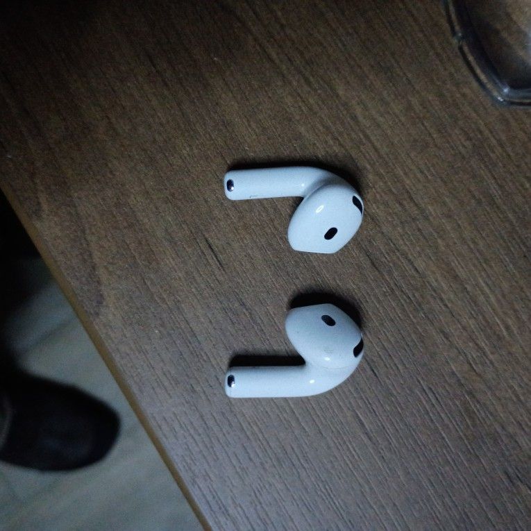 Apple Airpods 4th Gen.