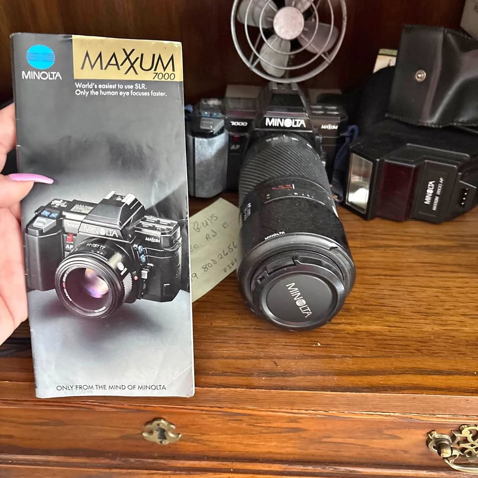 Minolta Maxxum 7000 Film Camera Kit - Vintage Autofocus SLR