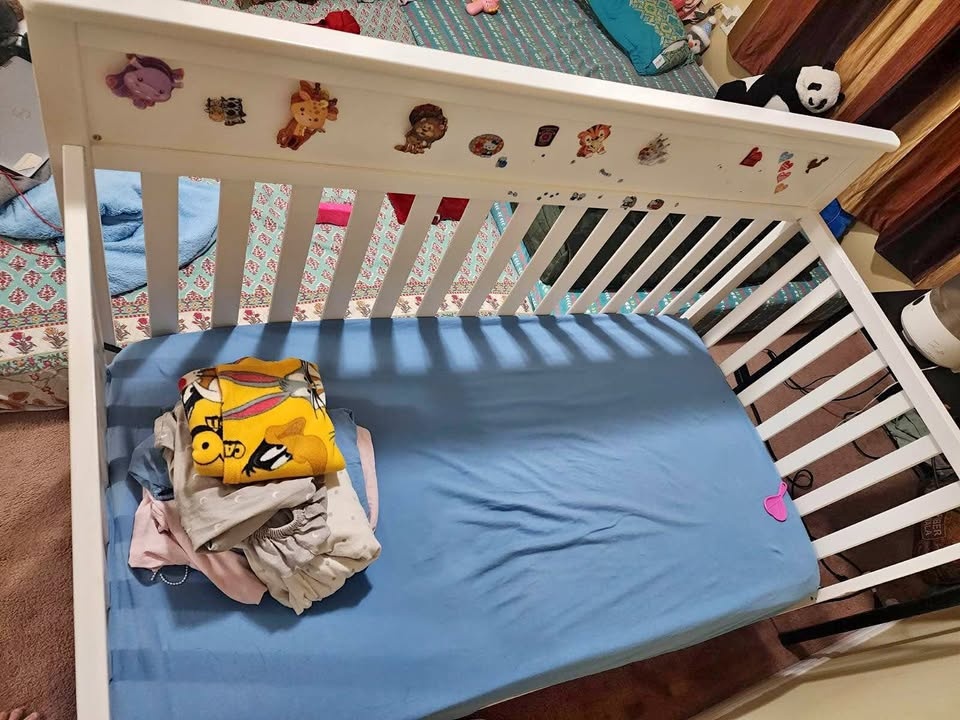 Crib with Mattress, Cover & Sheets