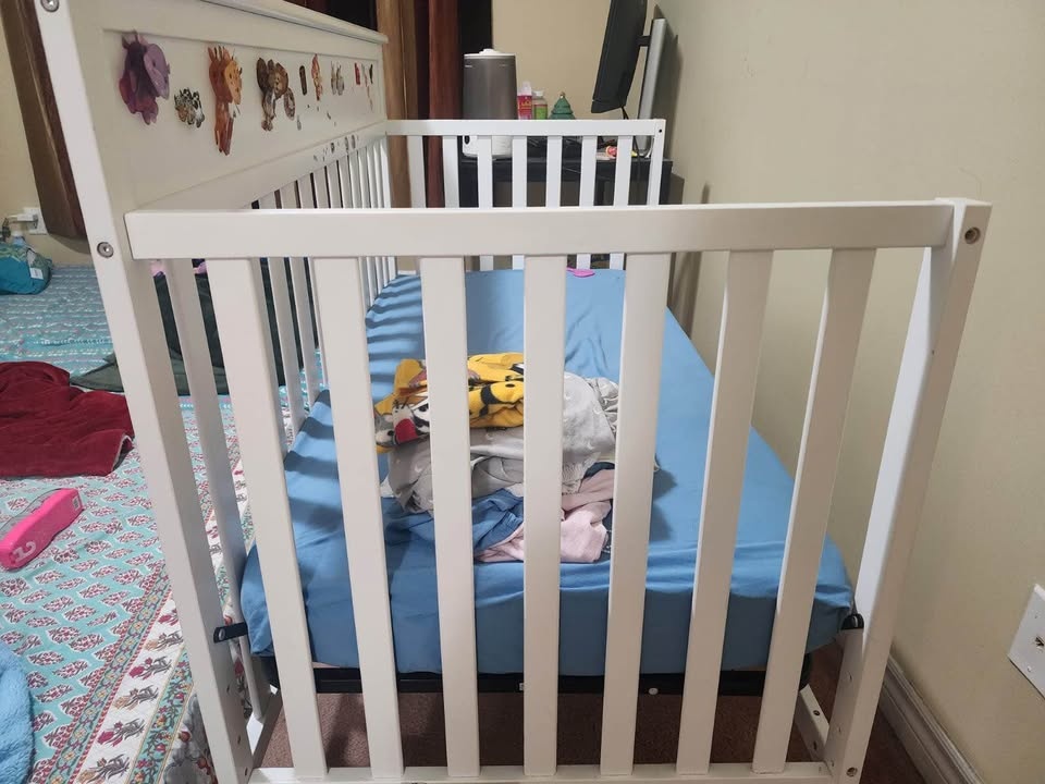 Crib with Mattress, Cover & Sheets - photo 3
