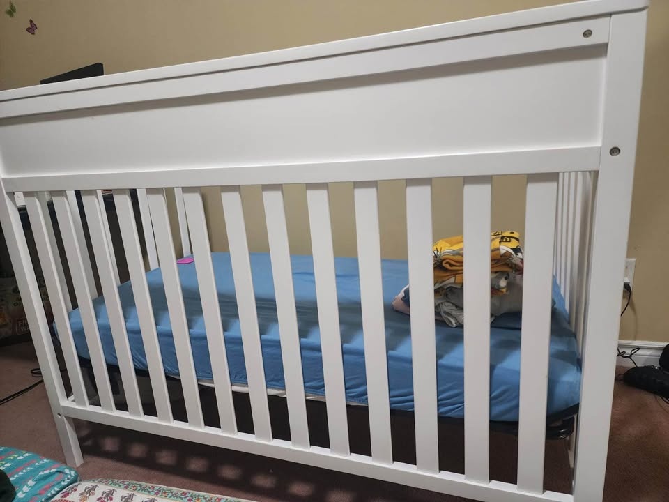 Crib with Mattress, Cover & Sheets - photo 4